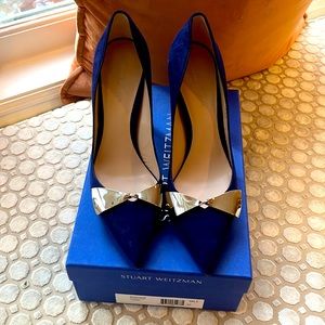 BRAND new never worn Stuart Weitzman suede pumps